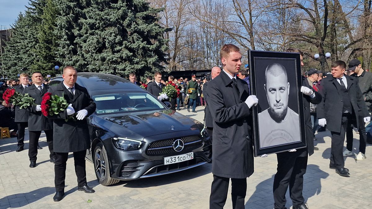 Obrazem: Davy lidí včetně Prigožina dorazily na pohřeb ruského blogera